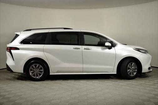 2022 Toyota Sienna XLE 8 Passenger