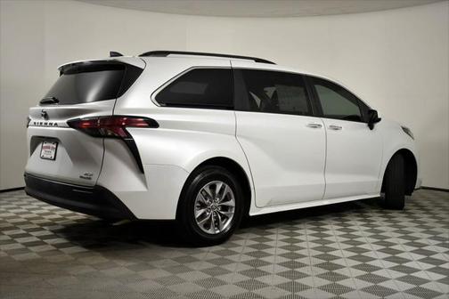 2022 Toyota Sienna XLE 8 Passenger