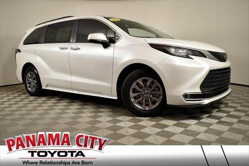 2022 Toyota Sienna XLE 8 Passenger