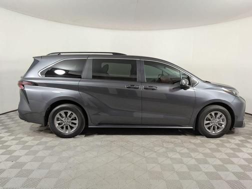 Magnetic Gray Metallic 2025 Toyota Sienna LE