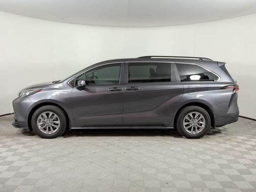 Magnetic Gray Metallic 2025 Toyota Sienna LE