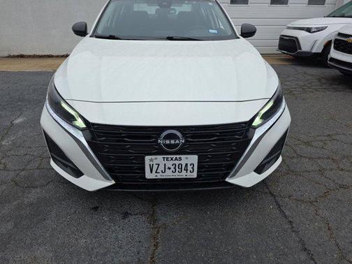 Glacier White 2025 Nissan Altima SV FWD