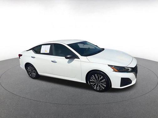 Glacier White 2025 Nissan Altima SV FWD