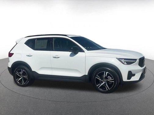 2024 Volvo XC40 CORE