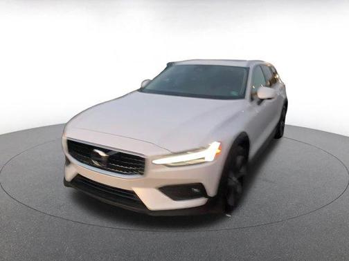 2025 Volvo V60 Cross Country B5 Plus