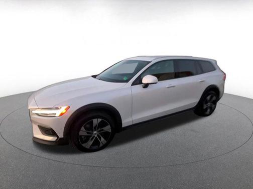 2025 Volvo V60 Cross Country B5 Plus