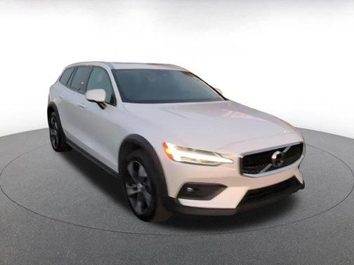 2025 Volvo V60 Cross Country B5 Plus