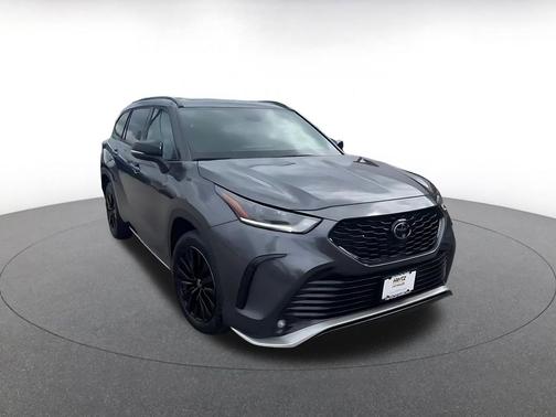 Gray 2025 Toyota Highlander XSE
