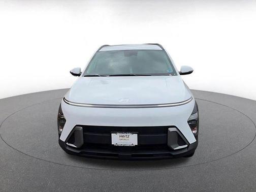 Atlas White 2025 Hyundai KONA SEL