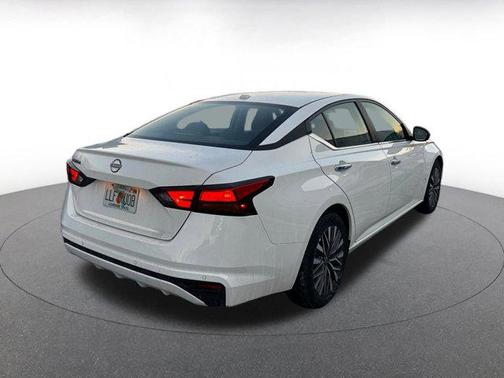 Glacier White 2025 Nissan Altima SV FWD