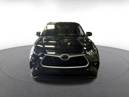 Midnight Black Metallic 2025 Toyota Highlander LE