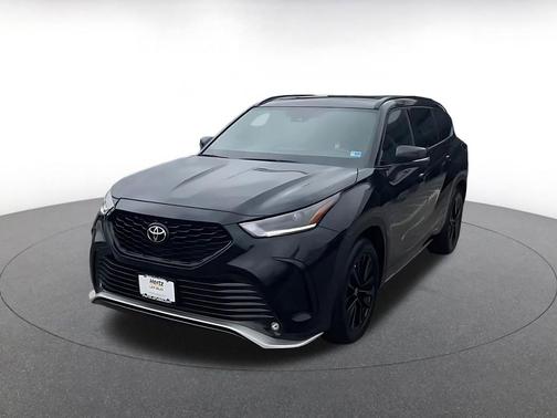 Midnight Black Metallic 2025 Toyota Highlander XSE