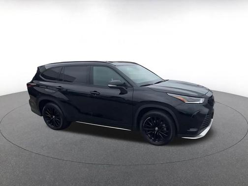 Midnight Black Metallic 2025 Toyota Highlander XSE