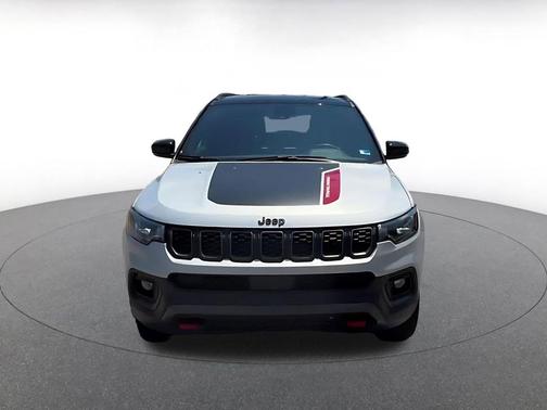 Silver Zynith Metallic Clearcoat 2025 Jeep Compass Trailhawk