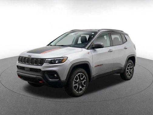 Silver Zynith Metallic Clearcoat 2025 Jeep Compass Trailhawk