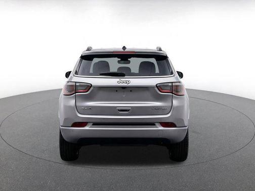 Silver Zynith Metallic Clearcoat 2025 Jeep Compass Trailhawk