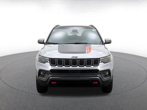 Silver Zynith Metallic Clearcoat 2025 Jeep Compass Trailhawk