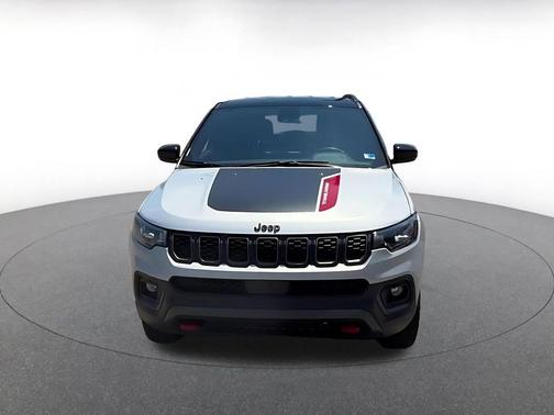 Silver Zynith Metallic Clearcoat 2025 Jeep Compass Trailhawk