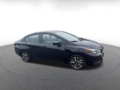 Super Black 2025 Nissan Versa 1.6 SV