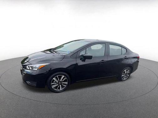 Super Black 2025 Nissan Versa 1.6 SV