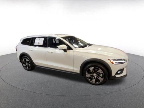 2025 Volvo V60 Cross Country B5 Plus