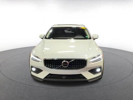 2025 Volvo V60 Cross Country B5 Plus