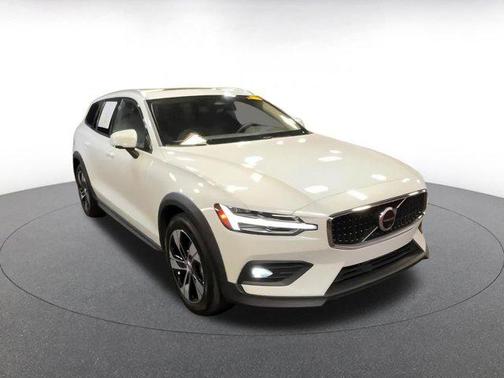 2025 Volvo V60 Cross Country B5 Plus