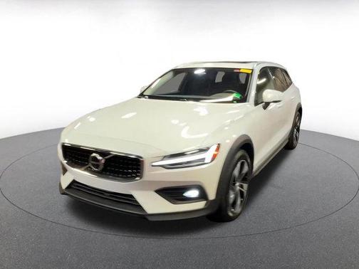 2025 Volvo V60 Cross Country B5 Plus