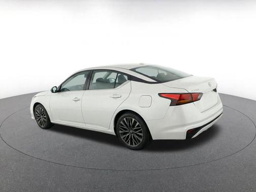 Glacier White 2025 Nissan Altima SV FWD