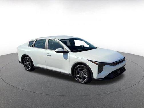 Snow White Pearl 2025 Kia K4 LXS