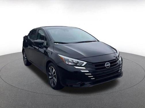 Super Black 2025 Nissan Versa 1.6 SV