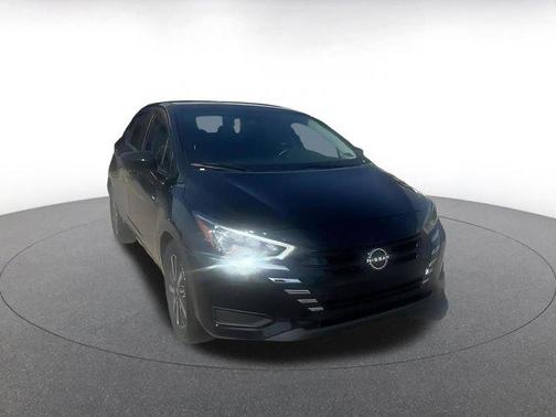 Super Black 2025 Nissan Versa 1.6 SV