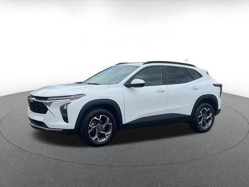 Summit White 2025 Chevrolet Trax LT