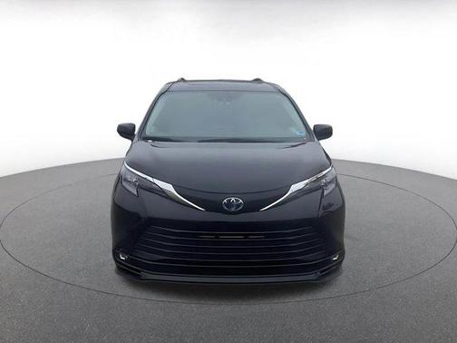 Midnight Black Metallic 2025 Toyota Sienna XLE