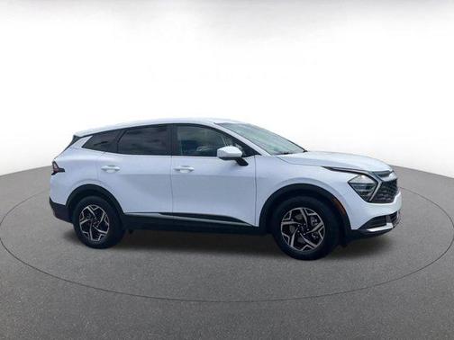 Glacial White Pearl 2025 Kia Sportage LX