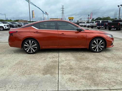 Sunset Drift Chromaflair 2021 Nissan Altima SR FWD