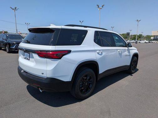 Summit White 2023 Chevrolet Traverse LT Cloth