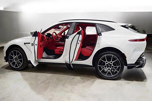2025 Aston Martin DBX 707