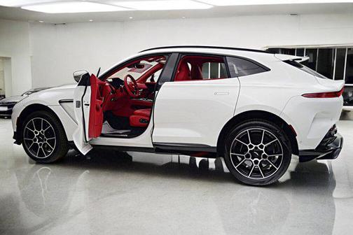 2025 Aston Martin DBX 707