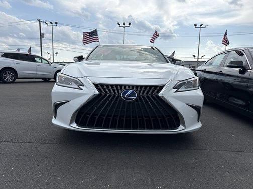 2022 Lexus ES 300h Base