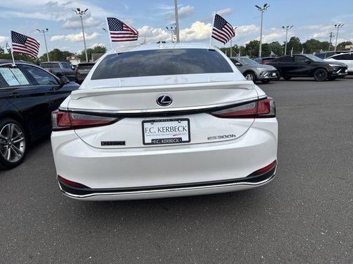 2022 Lexus ES 300h Base