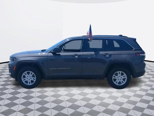 Baltic Gray Metallic Clearcoat 2023 Jeep Grand Cherokee Laredo