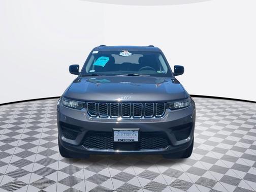 Baltic Gray Metallic Clearcoat 2023 Jeep Grand Cherokee Laredo
