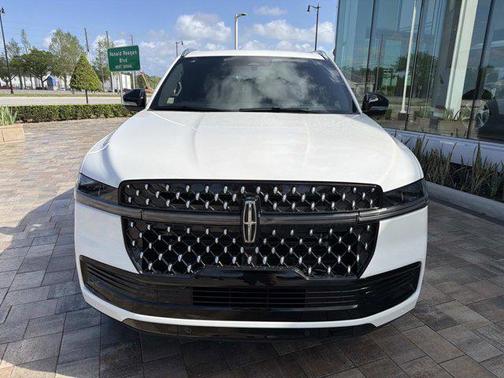 Pristine White Metallic Tri-Coat 2026 Lincoln Navigator Black Label