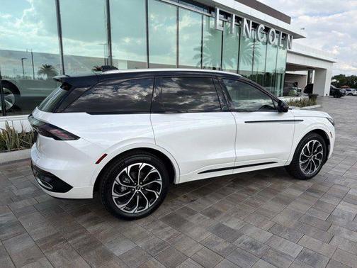White Platinum Metallic Tri-Coat 2026 Lincoln Nautilus Reserve