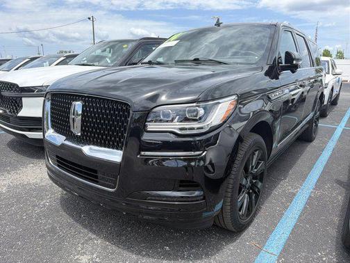 Infinite Black Metallic Clearcoat 2024 Lincoln Navigator Reserve