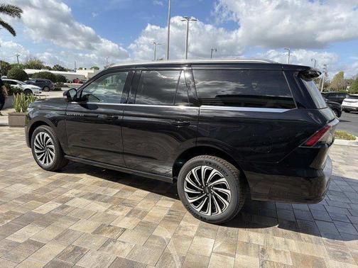 Infinite Black Metallic 2026 Lincoln Navigator Black Label