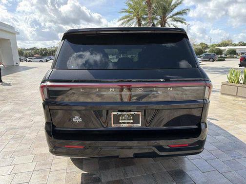 Infinite Black Metallic 2026 Lincoln Navigator Black Label