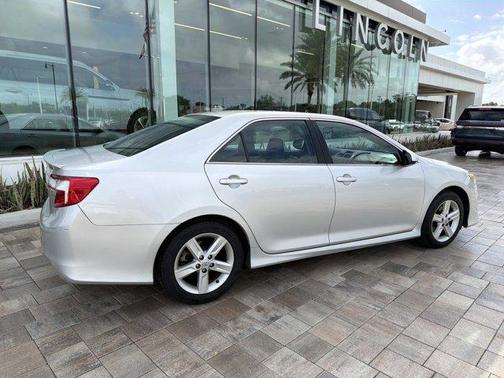 Classic Silver Metallic 2014 Toyota Camry SE