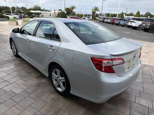 Classic Silver Metallic 2014 Toyota Camry SE